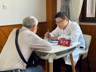 健康義診情暖重陽 復旦大學舉辦退休教職工敬老月健康咨詢服務活動